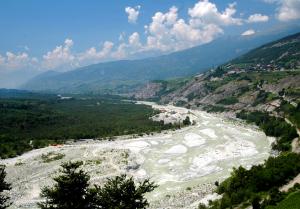 Wilde Rhone durch den Pfynwald in Leuk.