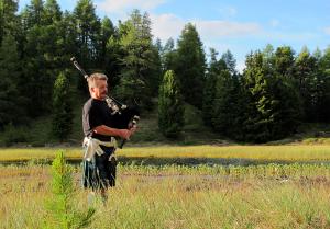 Dudelsackpfeifer Nick begleitet ab und zu die Whisky-Night.