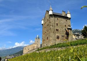 Rathaus und Schloss Leuk